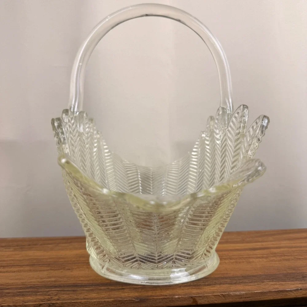 LE Smith Glass Basket Vintage Clear Herringbone Feather Pattern Scalloped Edge